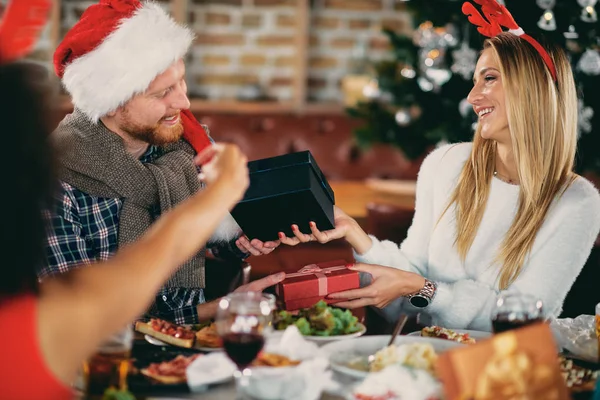 Amigos Dándose Regalos Uno Otro Mientras Están Sentados Mesa Árbol —  Fotos de Stock