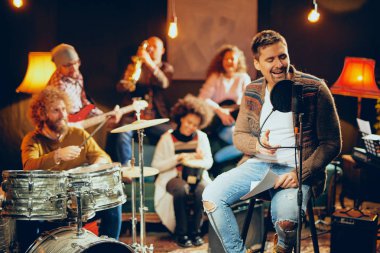 Çok kültürlü bir grup konser için pratik. Ev stüdyosu iç.