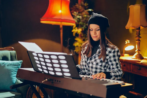 Belle Jeune Femme Caucasienne Avec Chapeau Sur Tête Assis Clavier — Photo