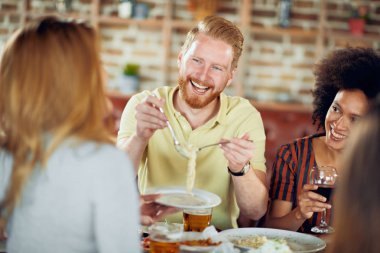 Restoranda akşam yemeği arkadaşlar. Çok etnik grup.