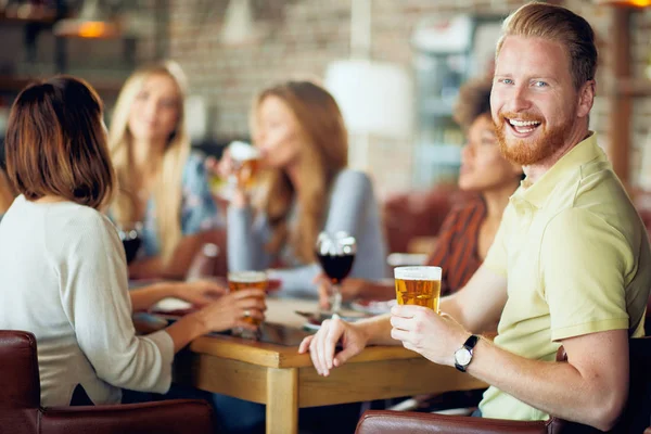 Hombre Mirando Cámara Bebiendo Cerveza Mientras Está Sentado Restaurante Fondo — Foto de Stock