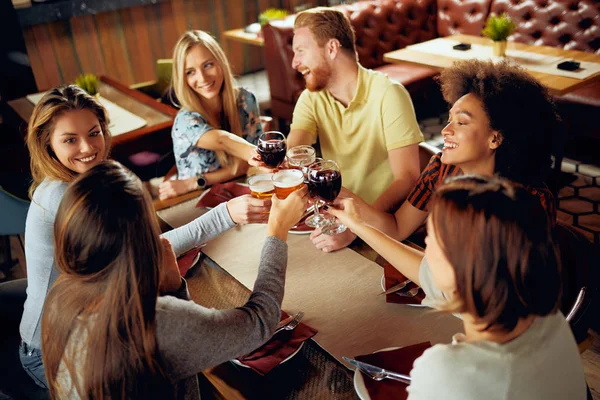 Amigos Haciendo Brindis Mientras Están Sentados Restaurante Grupo Multiétnico — Foto de Stock