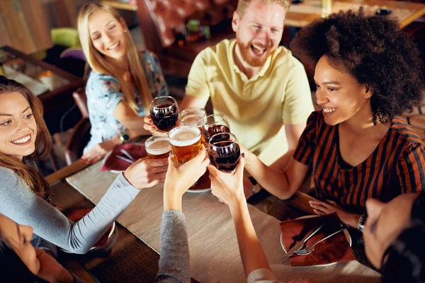 Amigos Haciendo Brindis Mientras Están Sentados Restaurante Grupo Multiétnico —  Fotos de Stock