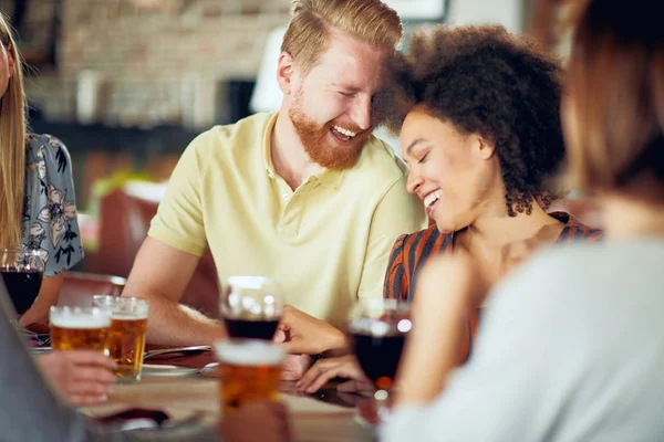 Multikulturní Přátel Pít Alkohol Chatování Směje Interiér Restaurace — Stock fotografie