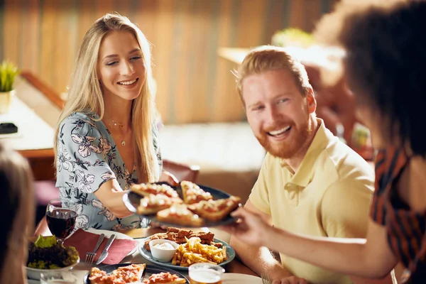 Freunde Beim Abendessen Restaurant Multiethnische Gruppe — Stockfoto