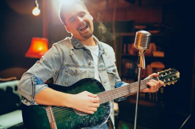 Yetenekli akustik gitar çalmak ve evde studio şarkı Kafkas müzisyen sakallı.