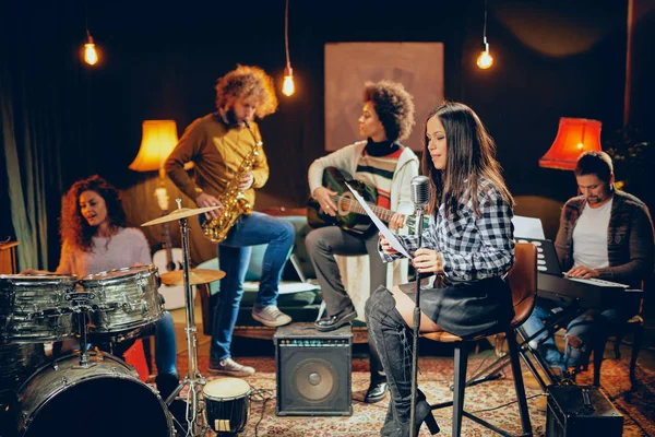 Allenamento Della Band Studio Domestico Donna Che Canta Mentre Resto — Foto Stock