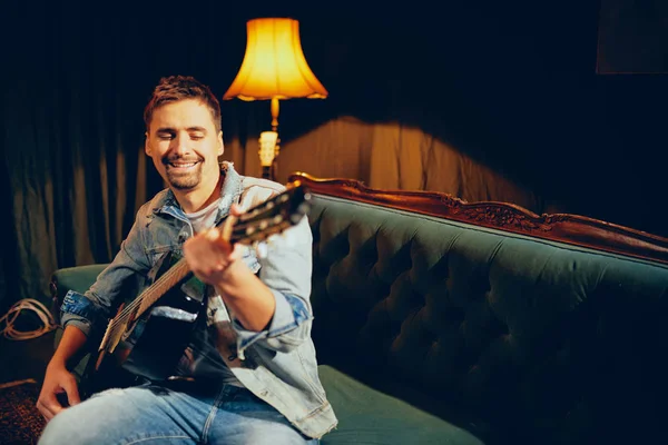 Caucasian Talented Bearded Musician Playing His Acoustic Guitar Sitting Sofa — Stock Photo, Image