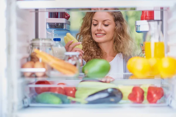 Женщина Забирает Еду Холодильника Полного Продуктов Фотография Сделана Изнутри Холодильника — стоковое фото