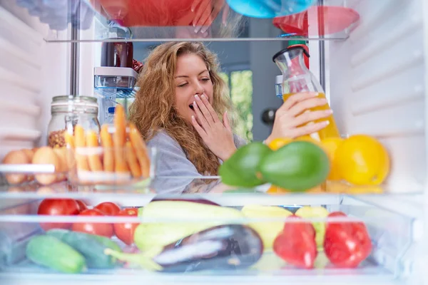 Frau Steht Vor Kühlschrank Voller Lebensmittel Und Nimmt Saft Bild — Stockfoto