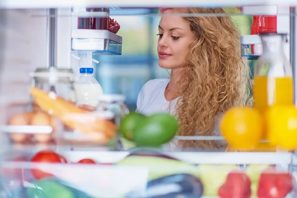 Una Mujer Cogiendo Comida Del Refrigerador Llena Víveres Foto Tomada —  Fotos de Stock