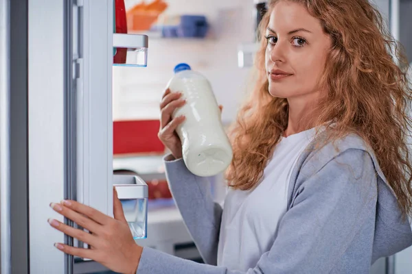 Mujer Pie Frente Nevera Tomando Leche Nevera Llena Comestibles — Foto de Stock