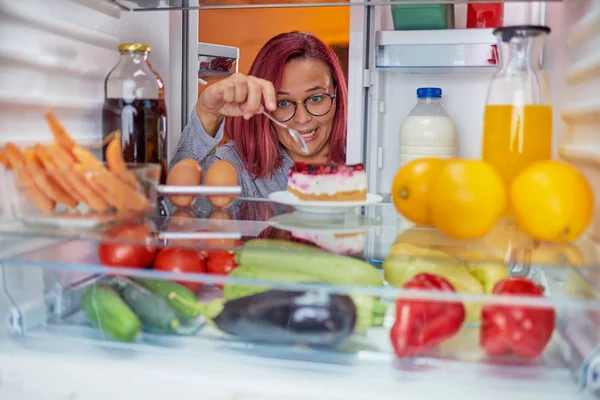 Frau Steht Vor Kühlschrank Und Isst Kuchen Bild — Stockfoto