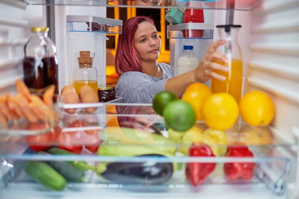 Толстая Белая Женщина Рыжими Волосами Берет Бутылку Соком Холодильника Полного — стоковое фото