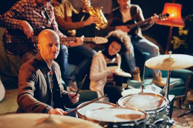 Caz Orkestrası müzik ev stüdyosunda. Davulcu tarih seçici odak.