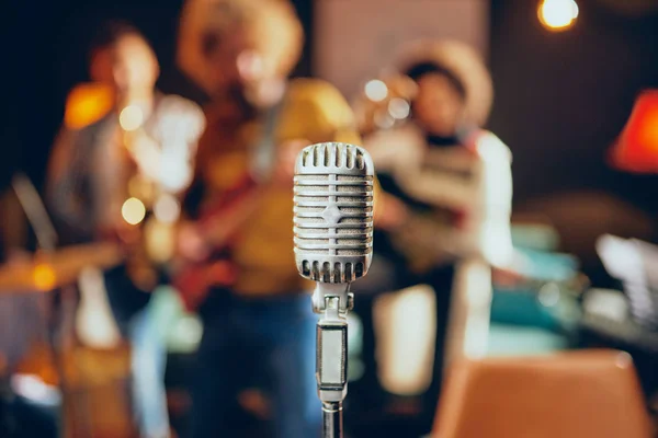Selective Focus Microphone Foreground Background Musicians Playing Instruments Home Studio — Stock Photo, Image