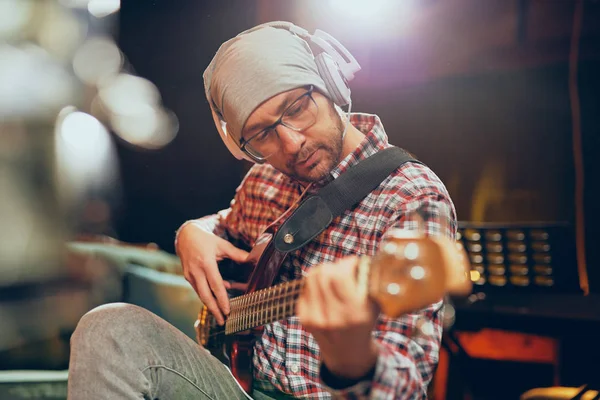 Närbild Unga Musiker Spelar Elbas Med Hörlurar Öronen Hemmastudio Interiör — Stockfoto