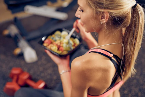 Top View Woman Eating Healthy Food While Sitting Gym Healthy — Stock Photo, Image