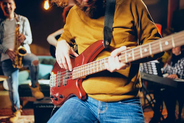 Close Baixo Guitarrista Tocando Guitarra Enquanto Sentado Cadeira Fundo Resto — Fotografia de Stock