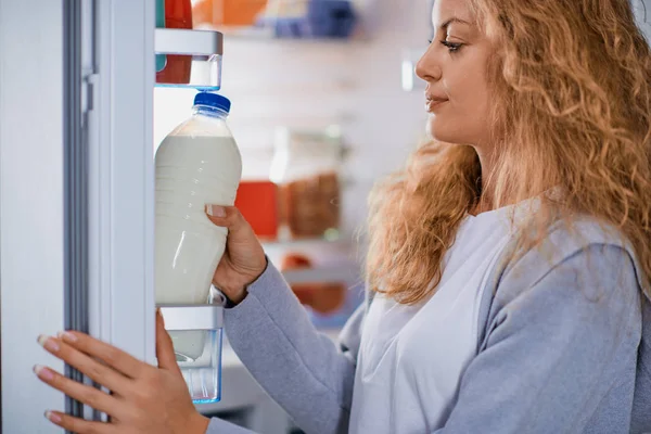 Buzdolabı Önünde Duran Süt Alarak Kadın Dolap Dolusu Yiyecek — Stok fotoğraf