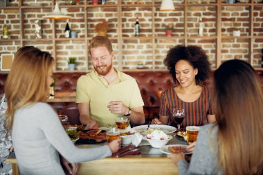 Restoranda akşam yemeği arkadaşlar. Çok etnik grup.