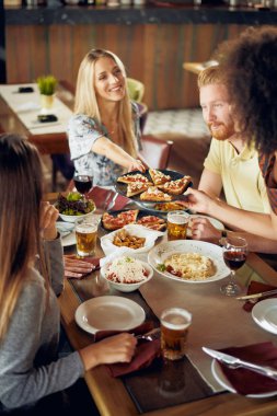 Restoranda akşam yemeği arkadaşlar. Çok etnik grup.