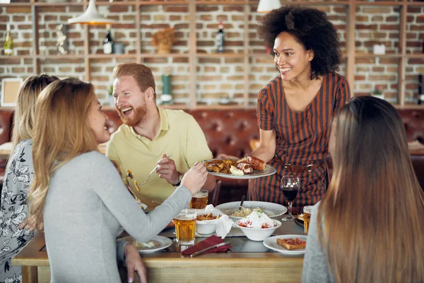 Vänner Som Äter Middag Restaurang Multi Etnisk Grupp — Stockfoto