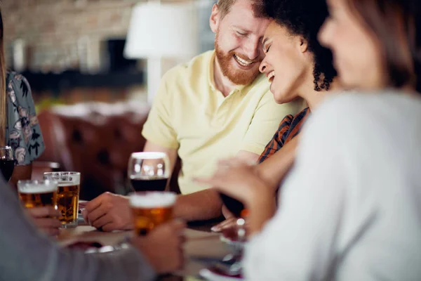 Freunde Plaudern Und Trinken Alkohol Während Sie Restaurant Sitzen Multiethnische — Stockfoto