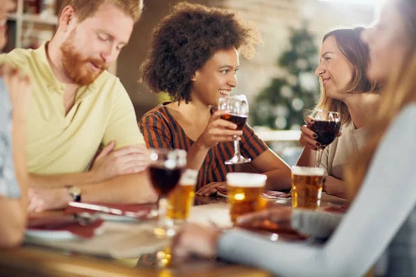 Amigos Haciendo Brindis Mientras Están Sentados Restaurante Grupo Multiétnico — Foto de Stock