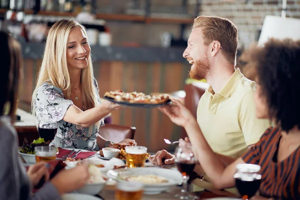 Restoranda akşam yemeği arkadaşlar. Çok etnik grup.