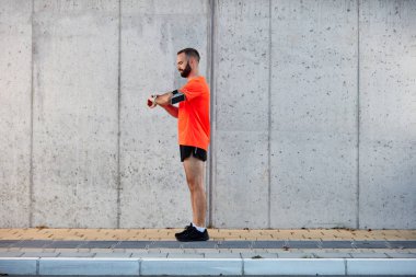 Akıllı izle ayakta runner ve ayarı. Kol akıllı telefon davaya burnunu.