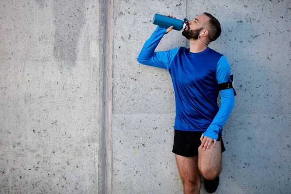 Hombre Descansando Correr Beber Agua Mientras Está Pie Contra Pared — Foto de Stock