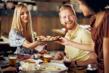 Restoranda akşam yemeği arkadaşlar. Çok etnik grup.