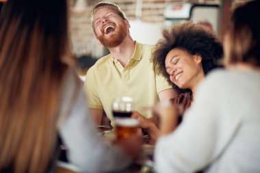 Sohbet ve restoranda otururken alkol arkadaş. Çok etnik grup.