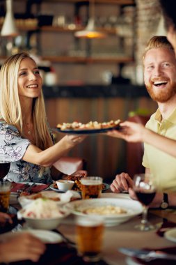 Restoranda akşam yemeği arkadaşlar. Çok etnik grup.