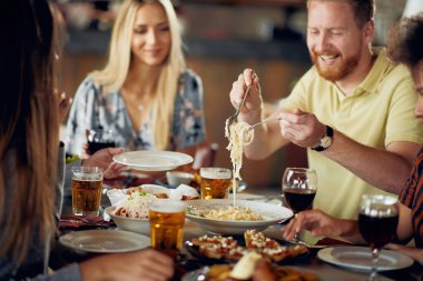 Restoranda akşam yemeği arkadaşlar. Çok etnik grup.