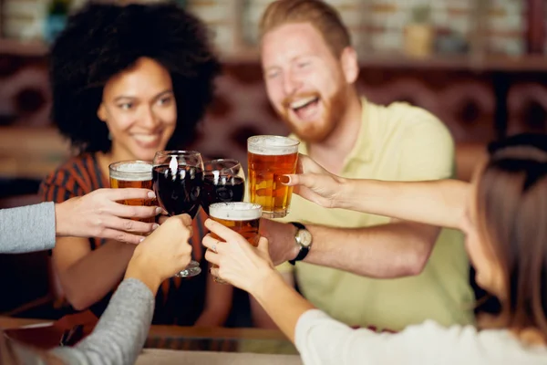 Amigos Haciendo Brindis Mientras Están Sentados Restaurante Grupo Multiétnico —  Fotos de Stock