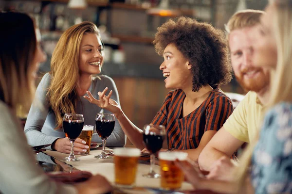 Amigos Charlando Bebiendo Alcohol Mientras Están Sentados Restaurante Grupo Multiétnico —  Fotos de Stock