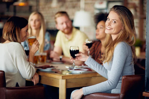 Kvinnan Tittar Kameran Och Hålla Glas Vin Medan Sitter Restaurangen — Stockfoto