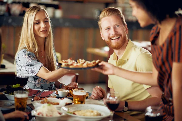 Restoranda akşam yemeği arkadaşlar. Çok etnik grup.