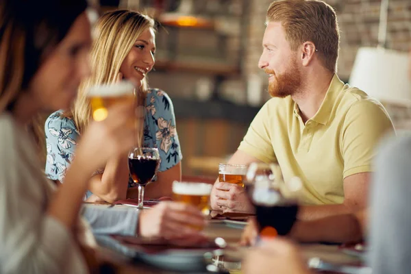 Přátelé Chatování Pití Alkoholu Při Posezení Restauraci — Stock fotografie