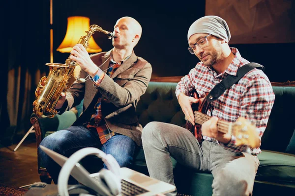 Young Caucasian Man Hat Head Playing Bass Guitar While Sitting — Stock Photo, Image