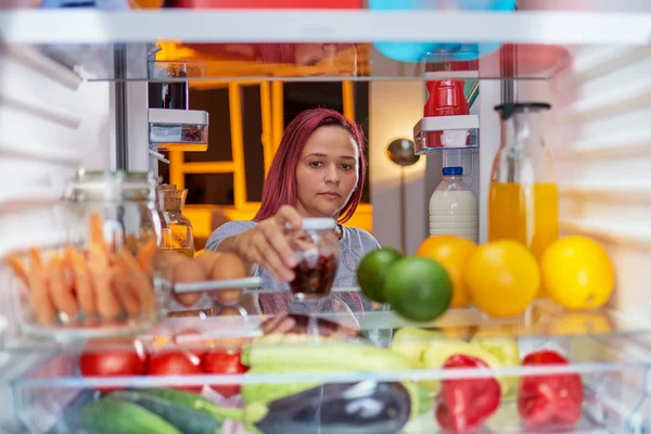 Frau Die Spät Der Nacht Vor Geöffnetem Kühlschrank Steht Und — Stockfoto