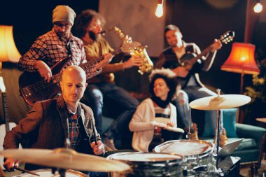 Caz Orkestrası müzik ev stüdyosunda. Davulcu tarih seçici odak.