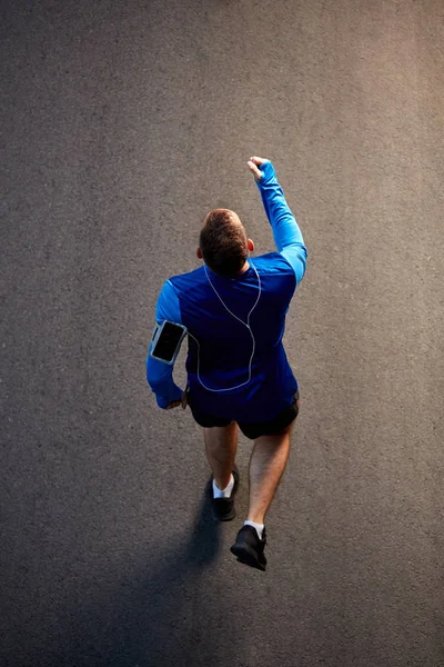 Vista Superior Del Hombre Corriendo Por Calle Teléfono Inteligente Brazo — Foto de Stock