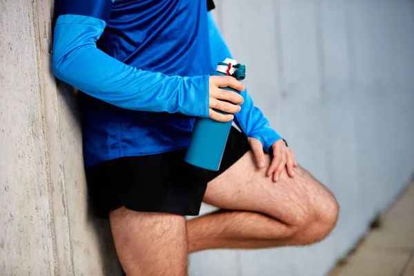 Corredor Masculino Descansando Pie Contra Pared Mano Sosteniendo Botella Con — Foto de Stock