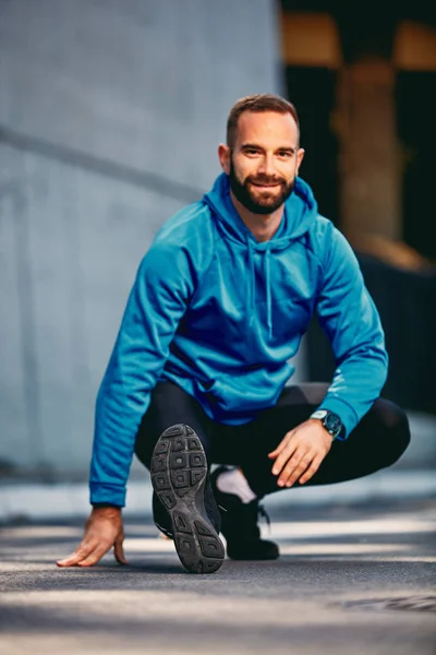 Hombre Barbudo Estirándose Antes Correr Maratón Concepto Estilo Vida Saludable — Foto de Stock