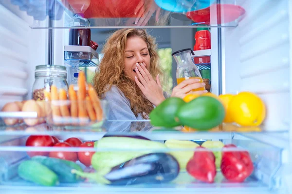 Jeune Femme Caucasienne Bâillant Prenant Jus Réfrigérateur Routine Matin Photo — Photo