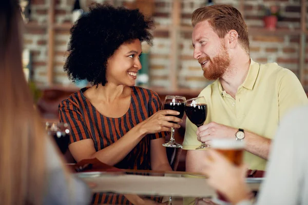 Amigos Haciendo Brindis Mientras Están Sentados Restaurante Grupo Multiétnico —  Fotos de Stock