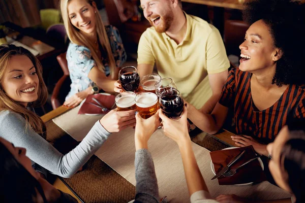 Amigos Haciendo Brindis Mientras Están Sentados Restaurante Grupo Multiétnico — Foto de Stock